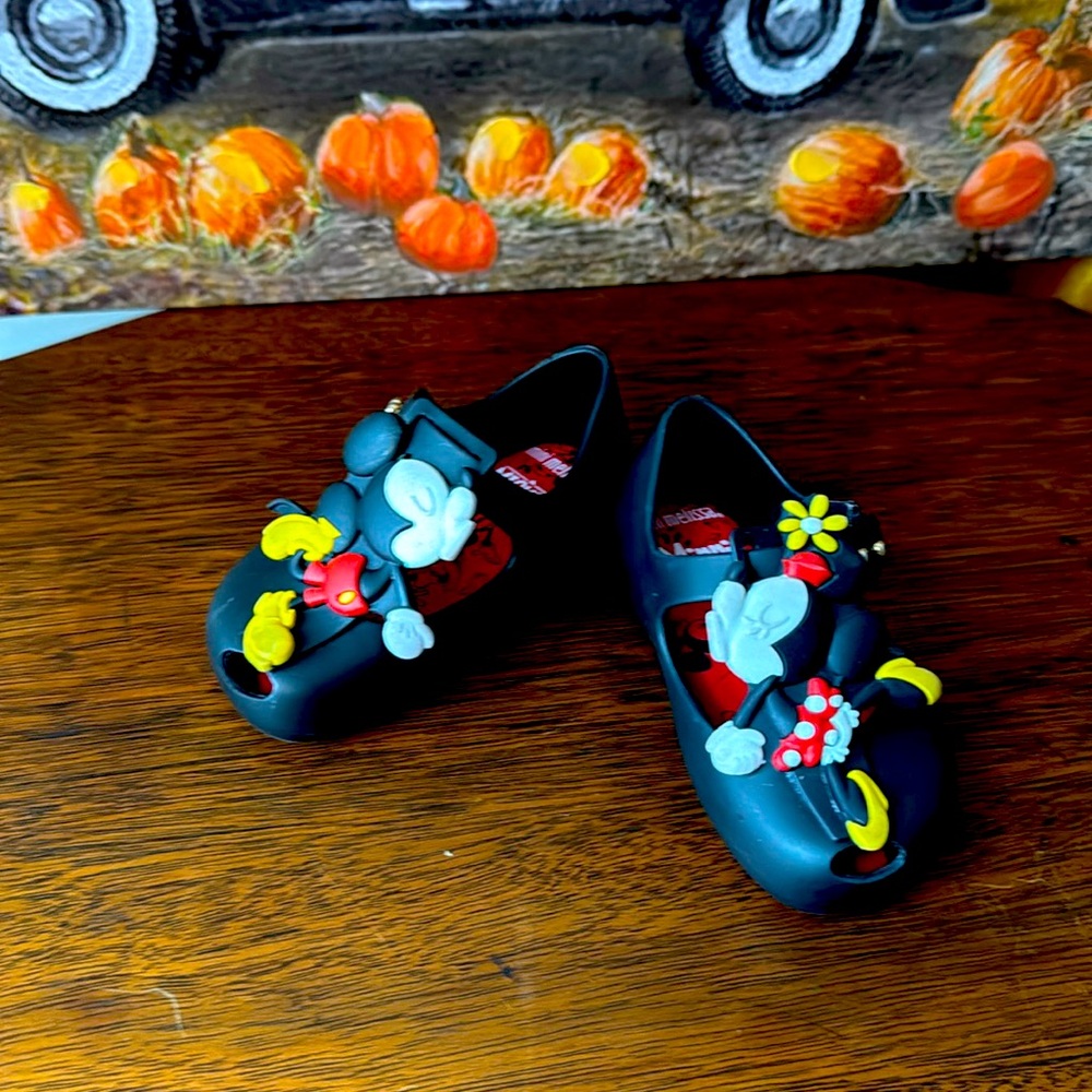 Disney size 6 croc style shoe